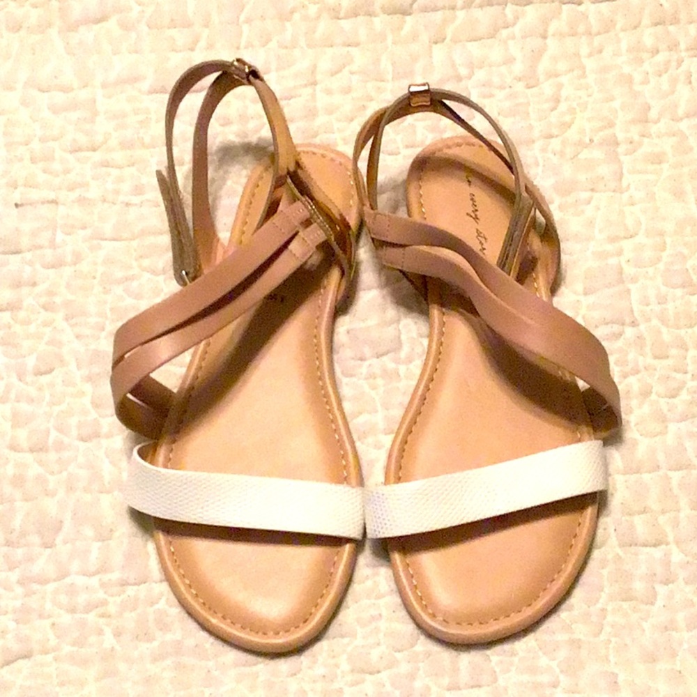 NWT Penningtons flat tan sandal size 8.5 wide